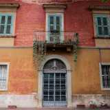 Su tutta la facciata � ricorrente una cornice modanata, ossia decorata da sagomature. Spiccano anche le cinque finestre, tre delle quali sono sormontate da una piccola architrave che fungeva da protezione per gli agenti atmosferici
